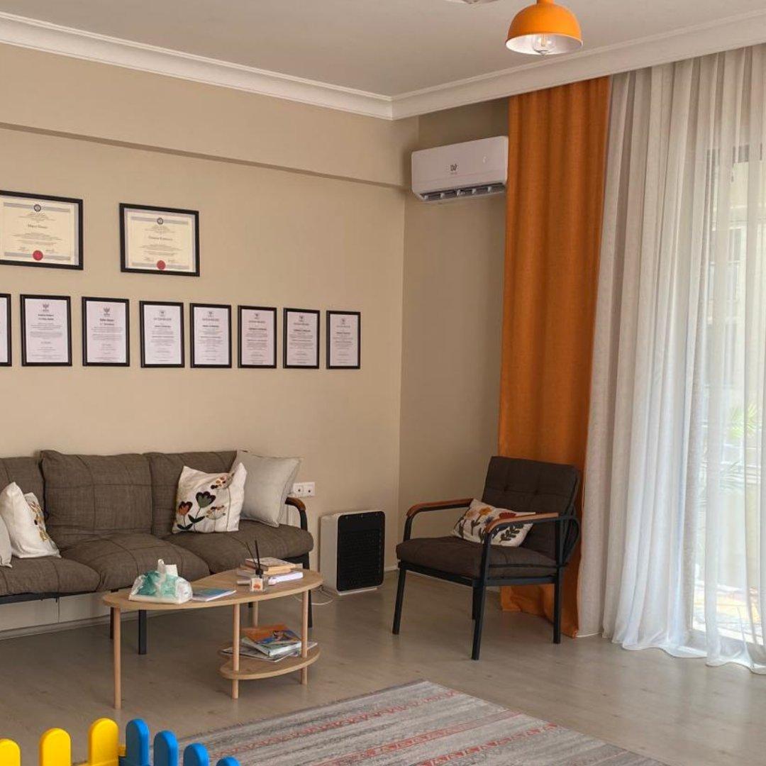 Prusa Psikoloji bekleme alanı: uzmanlarımızın sertifikaları, koltuklar ve çocuklar için oyun köşesi