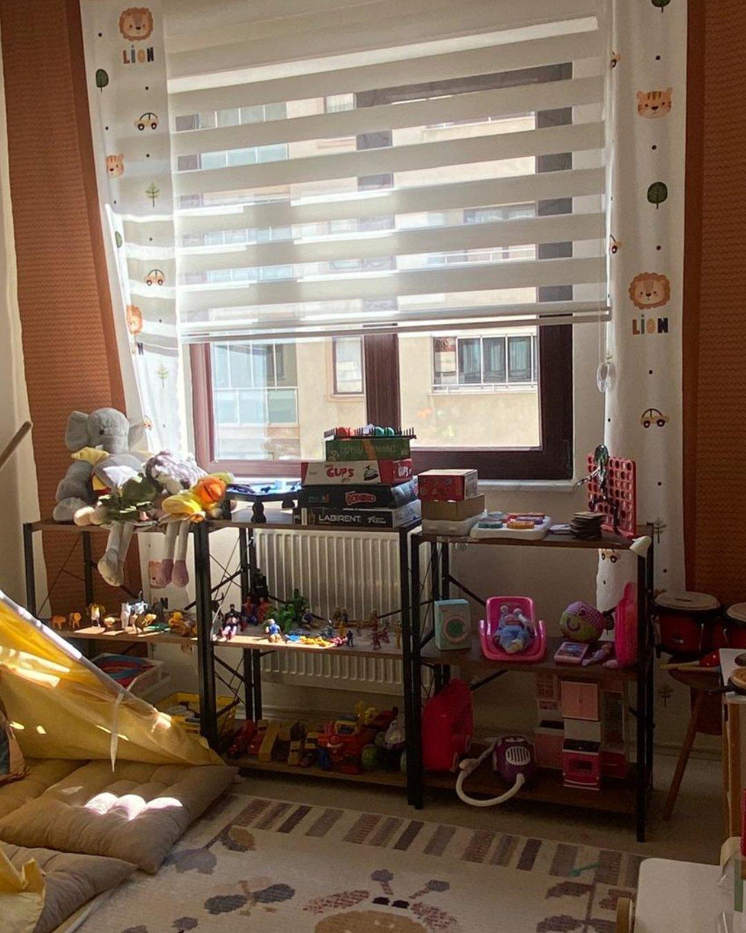 Prusa Psikoloji çocuk odası: oyuncak rafları, çadır ve renkli halı