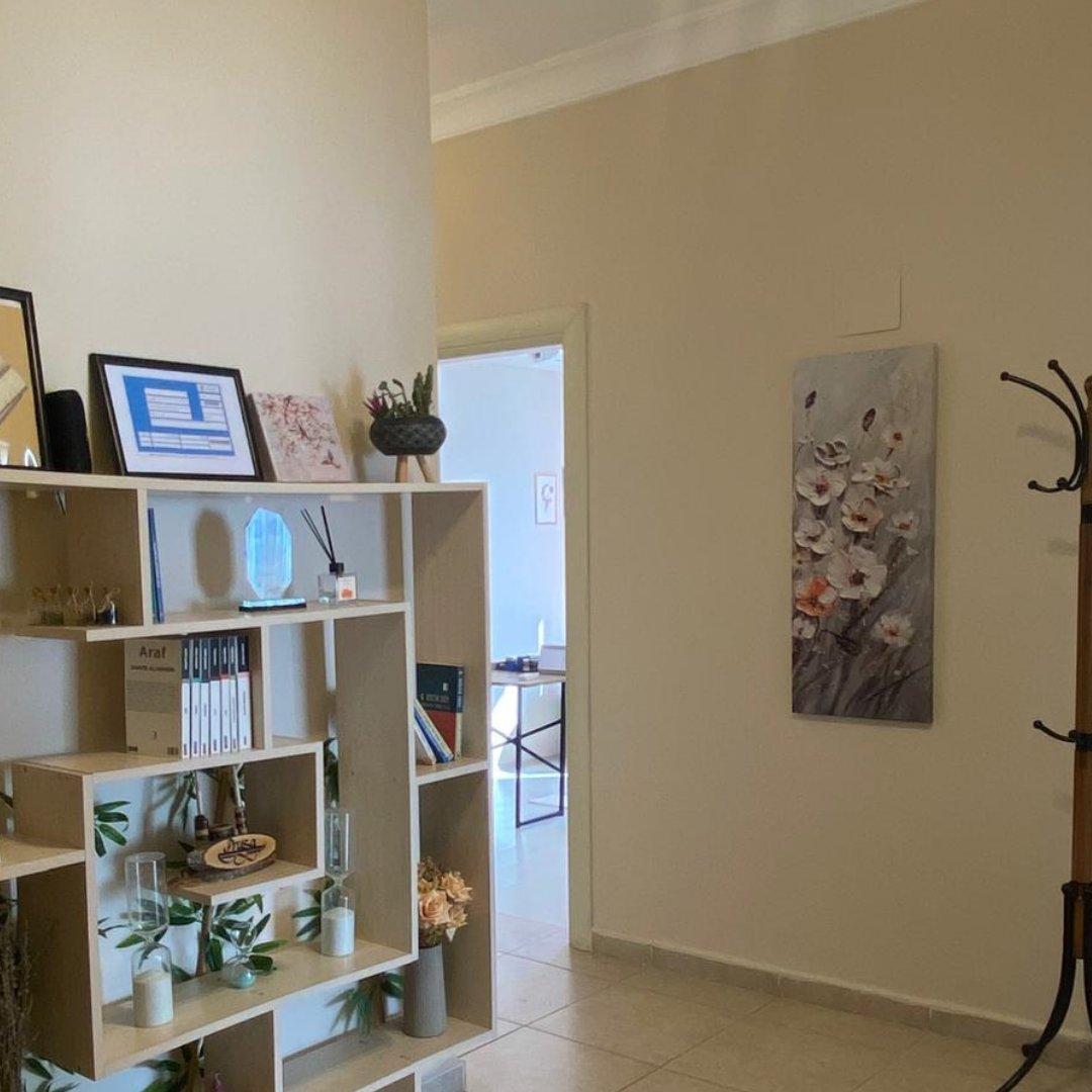 Prusa Psikoloji giriş koridoru: kitaplık ve dekoratif tablo