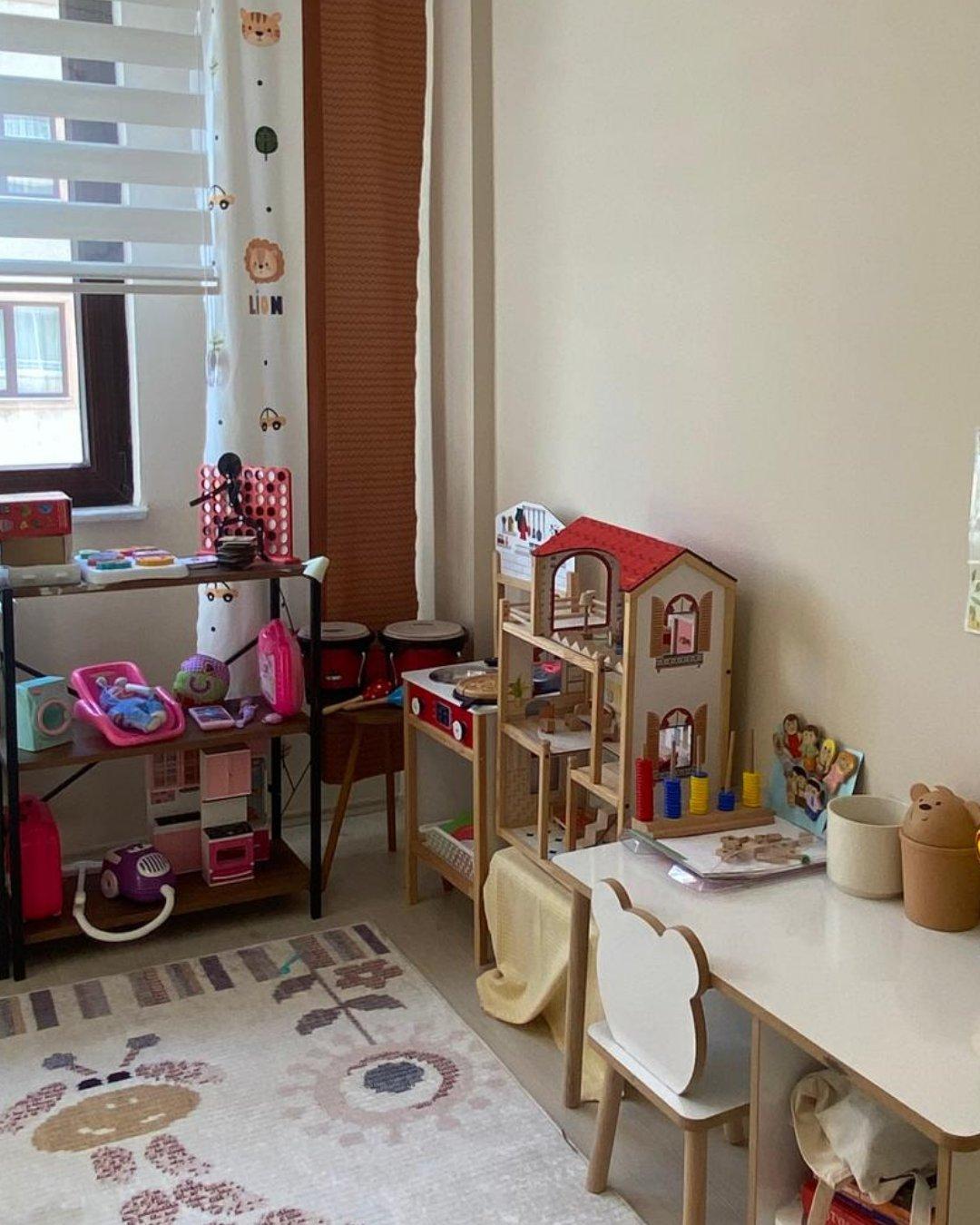 Prusa Psikoloji çocuk odası: oyun evi, mutfak seti ve çalışma masası